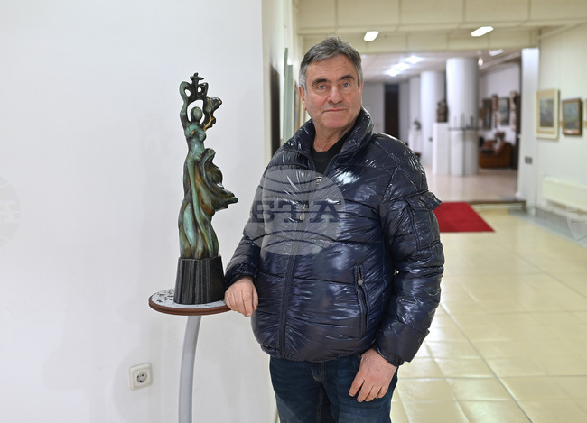 Изложба със скулптури „Българи - аз съм част от вас“ показва в Монтана Александър Пройнов