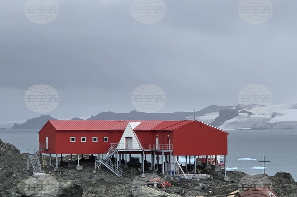 Част от екипажа на НИК 421 участва в прекарването на кабела за електрозахранване на новия лабораторен блок на антарктическата ни база 