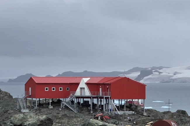 Част от екипажа на НИК 421 участва в прекарването на кабела за електрозахранване на новия лабораторен блок на антарктическата ни база 