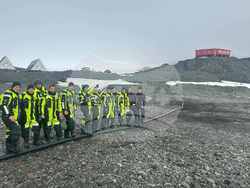 Част от екипажът на НИК 421