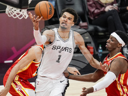 Spurs Hawks Basketball