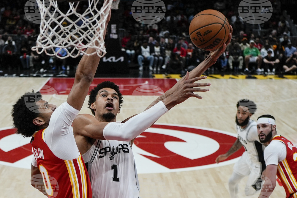 Виктор Уембаняма с победен кош за Сан Антонио при труден успех над Атланта в НБА