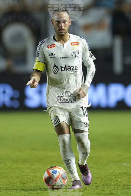 Неймар попадна в словесна престрелка с фен на родния си клуб Сантос след домакинска загуба, която ги остави в зоната на изпадащите в Бразилия