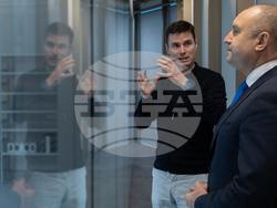 Снимка: Президентство - Държавният глава посети една от най-бързоразвиващите се български компании в сферата на наносателитните технологии и услуги EnduroSat