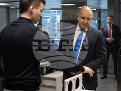 Снимка: Президентство - Държавният глава посети една от най-бързоразвиващите се български компании в сферата на наносателитните технологии и услуги EnduroSat