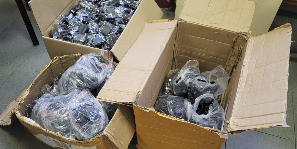 Митническите служители на МП Калотина задържаха близо 1500 контрабандни аксесоари за смартфони