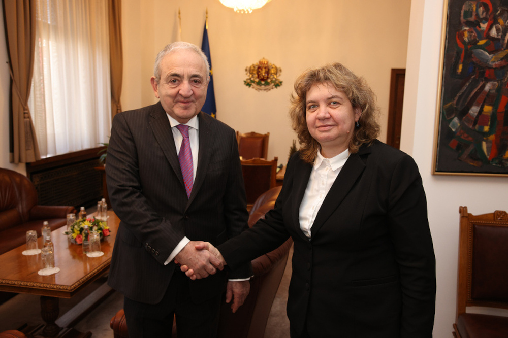 Председателят на НС Наталия Киселова разговаря с генералния секретар на Парламентарната асамблея за Черноморско икономическо сътрудничество 