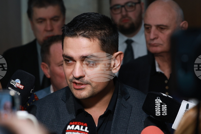 МЕЧ няма да подкрепи предложения за регулатори и очаква трус в управляващата коалиция, каза Радостин Василев