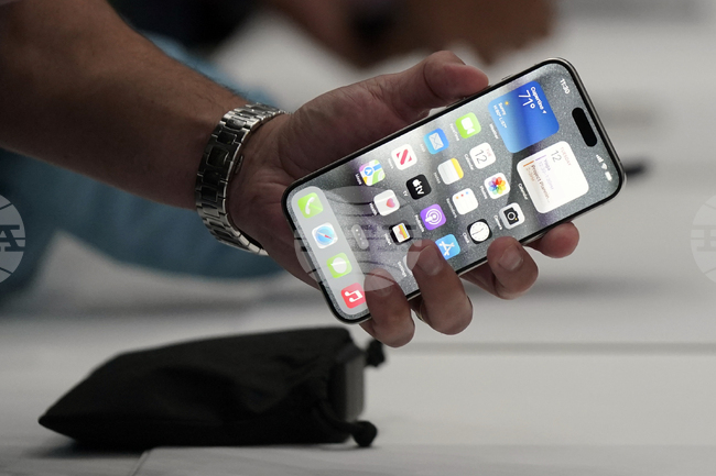 Произведен в САЩ "айФон" ще струва 3500 долара, заяви анализатор на фона на загубената от "Епъл" водеща позиция по пазарна капитализация