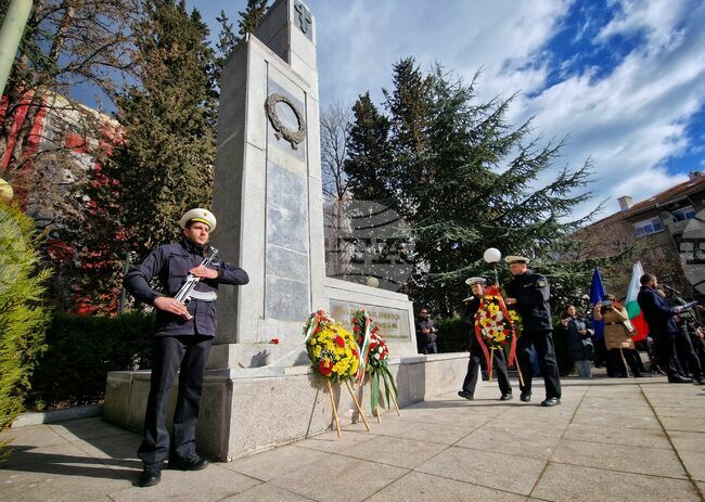Бургас отбеляза 147-ата годишнината от своето освобождение с полагане на венци и заупокойна молитва