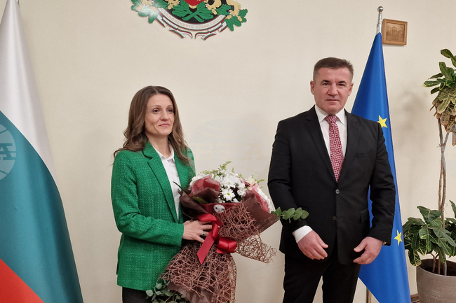 Новият областен управител на Хасково д-р Стефка Стефанова прие символичния ключ на администрацията от предшественика си Мехмед Атаман