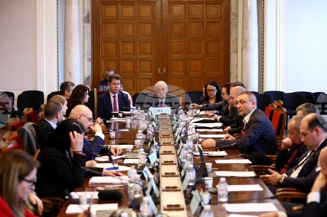 За тази година не се предвиждат клинични амбулаторни процедури и клинични пътеки в областта на психиатрията, каза министър Силви Кирилов