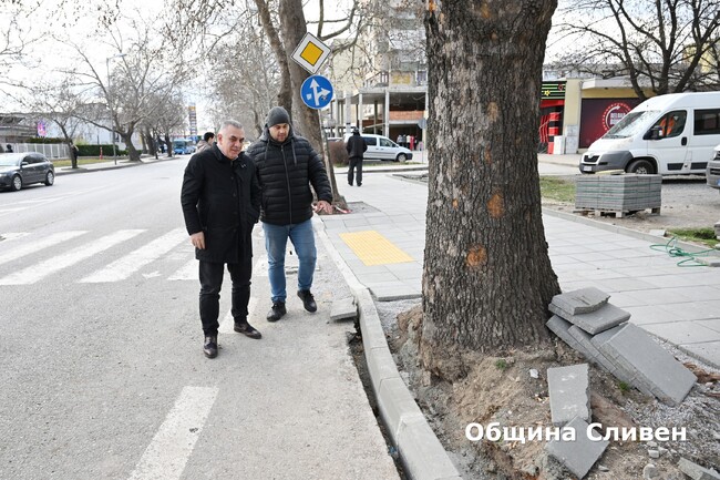Община Сливен изпълнява проекта за ремонт на тротоарите в града