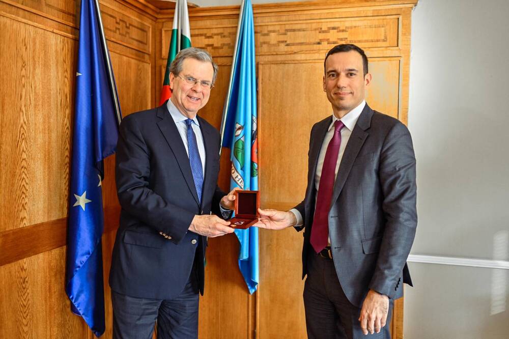 Столична община: Кметът Васил Терзиев връчи плакет с герба на София на Дейвид Харис