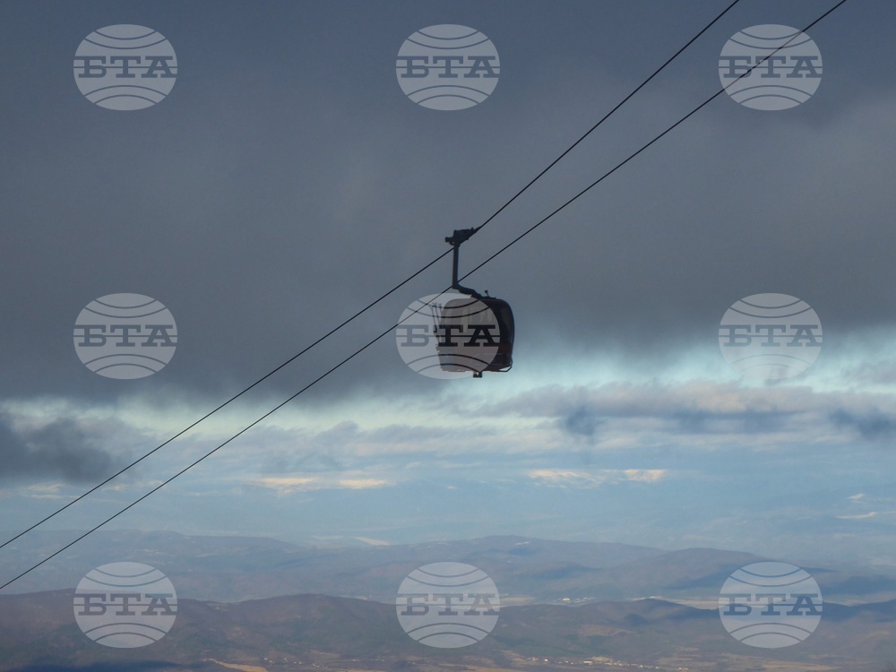 Ски лифтът в курорта Дурмитор, Черна гора, от който вчера човек падна и загина, е имал необходимата документация за работа, каза директор