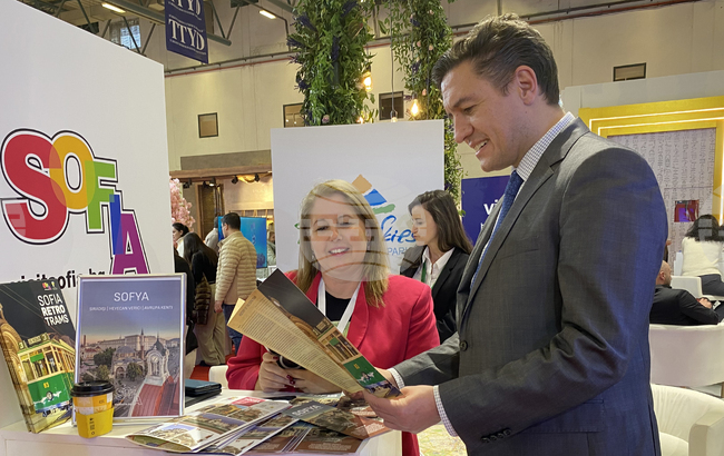 Посланикът на България в Анкара Ангел Чолаков посети българския щанд на международното туристическо изложение в Истанбул
