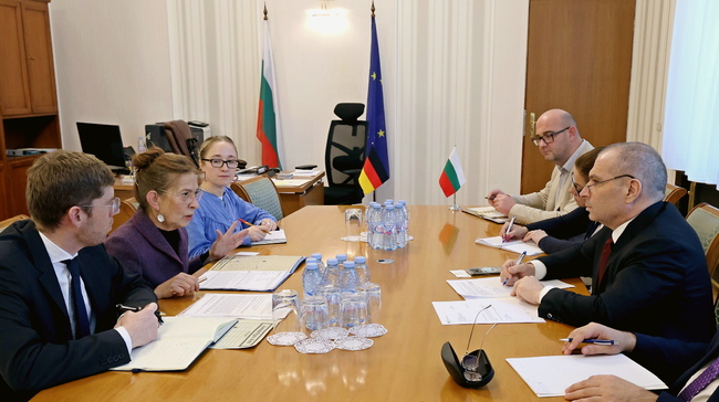 Вицепремиерът Гроздан Караджов и посланикът на Германия Ирене Планк са категорични, че изграждането на Коридор VIII е приоритет 