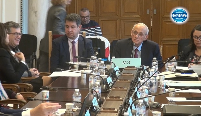 Предстоят ремонти и строителство на 18 болнични заведения за психиатрична помощ, каза министър Силви Кирилов