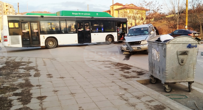 Катастрофа между автобус на градския транспорт и лек автомобил е станала в Благоевград