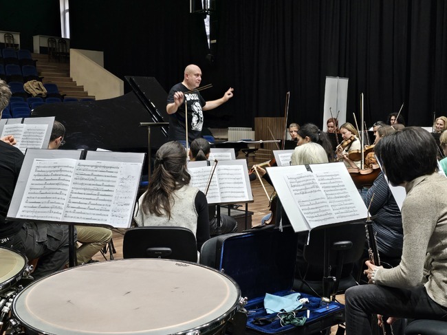 Симфониета Враца представя първият си концерт от сезона с гост пианистът Симеон Гошев 