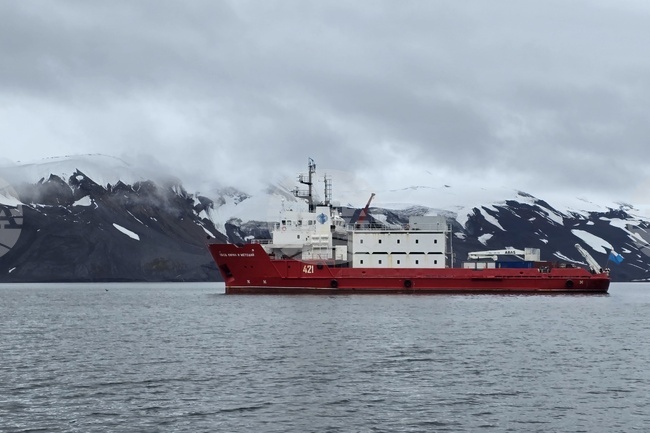 Научноизследователският кораб „Св. св. Кирил и Методий“ се върна от остров Дисепшън