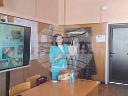 Научният секретар на БАН доц. Ина Анева запозна учениците от Четвърто основно училище "Проф. Джон Анатанасов" с моменти от работата на учените. Снимка: БАН