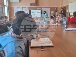 Научният секретар на БАН доц. Ина Анева запозна учениците от Четвърто основно училище "Проф. Джон Анатанасов" с моменти от работата на учените. Снимка: БАН