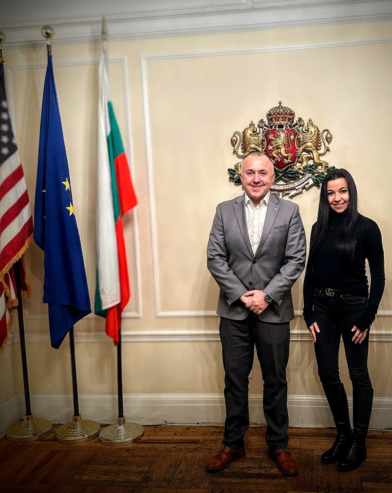 Генералният ни консул Ангел Ангелов разговаря със Силвия Тасева, създател и треньор в клуб по художествена гимнастика в Ню Йорк