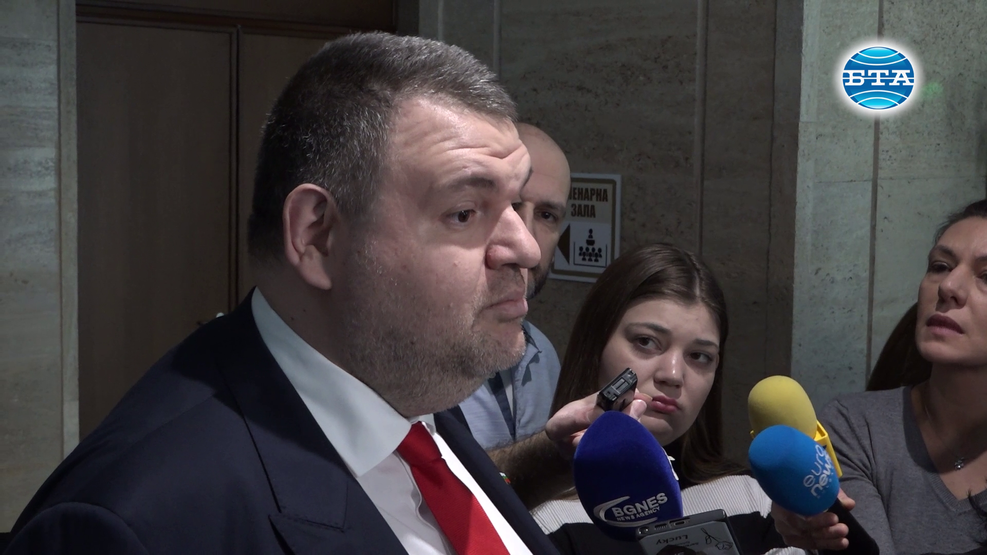 Според Делян Пеевски трябва да се забрани вносът на вейпове от някои държави и да се затегне контролът какво се продава