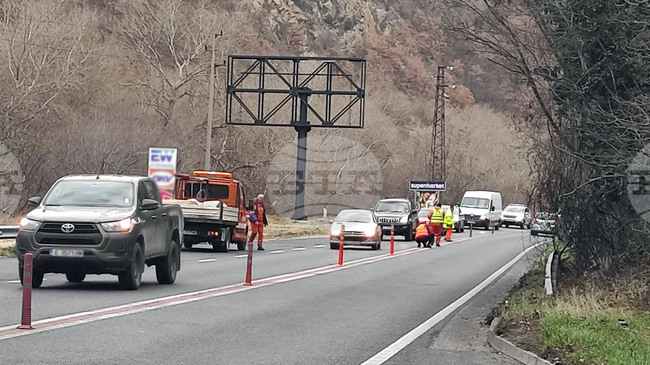 Временно движението по път I-1 Благоевград - Кулата, в района на тунел „Кривия", се осъществява двупосочно в една лента