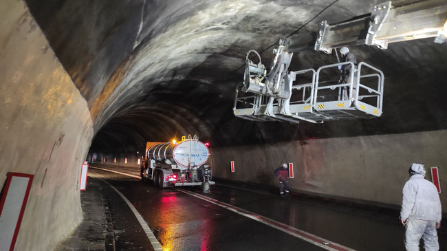 АПИ: Продължава ремонтът на осветлението в тунел „Кривия“ на път I-1 през Кресненското дефиле. Движението ще бъде възстановено в понеделник сутринта