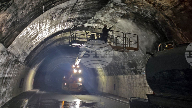 Прекъснато е електрозахранването в тунел "Кривия", движението да се осъществява с повишено внимание, предупреждава АПИ