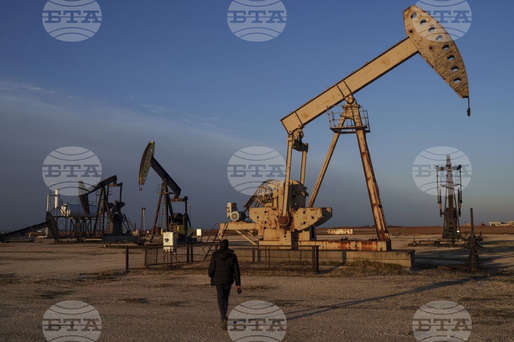 Сирия изнесе 600 000 барела тежък суров петрол от пристанището в град Тартус, което е първият официален износ на нефт от 14 години