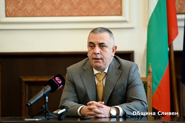 Стефан Радев: Изложбата за парк „Сините камъни“ ще остане във фоайето на зала „Май“ за поискания период