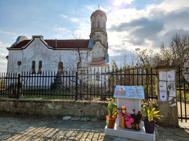 В новозагорското село Млекарево поставиха паметна плоча на баба Еленка, посветила живота са на православния храм „Св. Архангел Михаил“