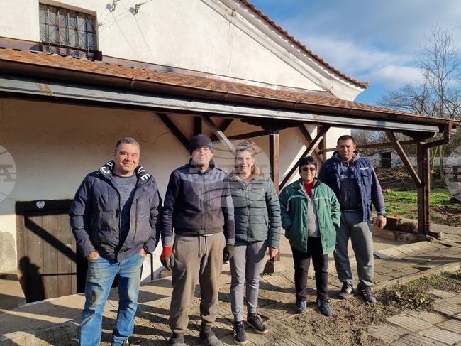 С доброволен труд и собствена техника жители на с. Бял кладенец се грижат за старинната вкопана църква "Св. Димитър"