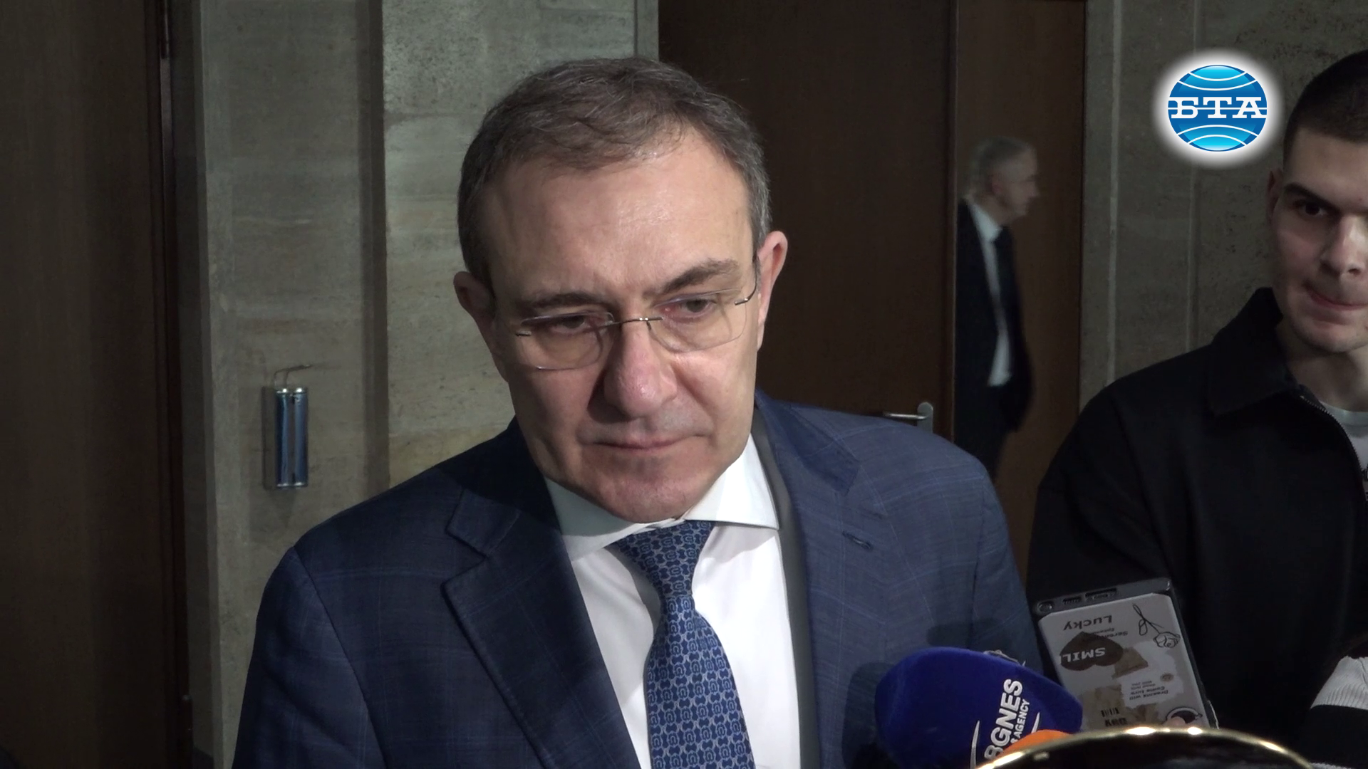 Вейповете трябва да бъдат забранени у нас, заяви социалният министър Борислав Гуцанов