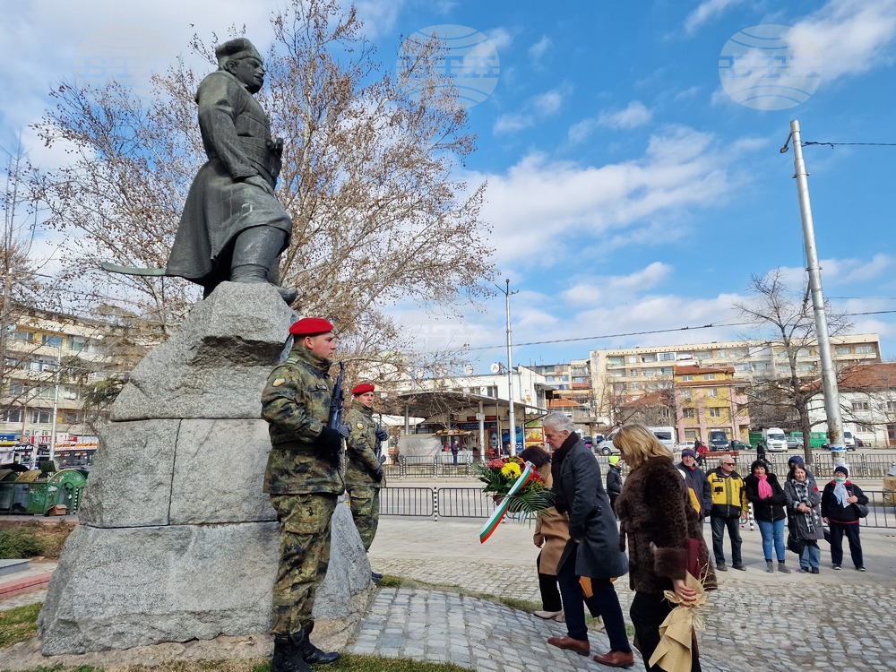 С поднасяне на цветя в Хасково почетоха паметта на Капитан Петко войвода