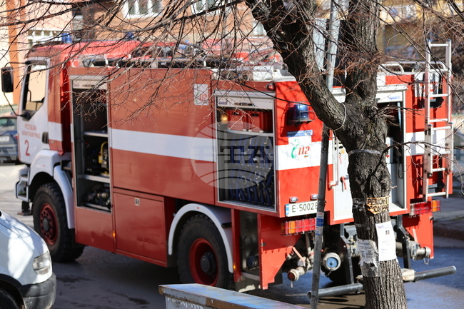 Мъж е с опасност за живота след пожар в Бургас 