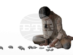 Палеолитно момиче създава фигурки от глина. Снимка: НАИМ-БАН