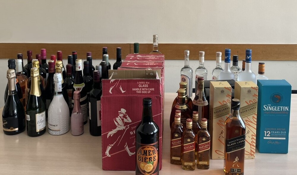 Агенция „Митници“: Голямо количество алкохол без бандерол е установено при проверка на лек автомобил на Калотина