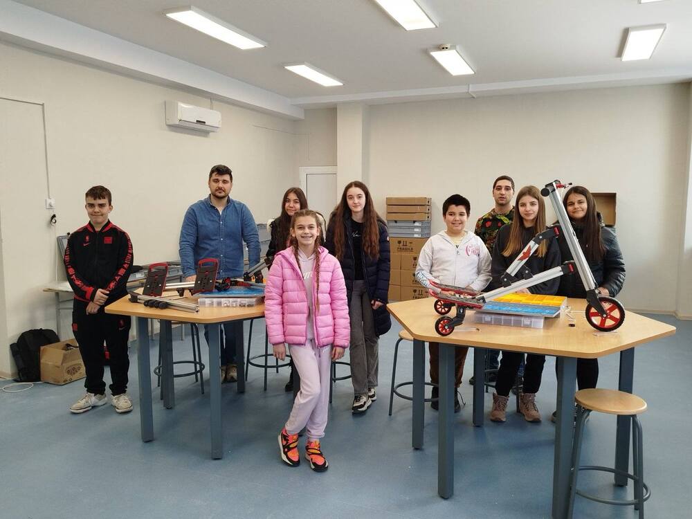 Модерно оборудване за кабинет по технологии и предприемачество получи СУ „Димитър Благоев“ в Свищов