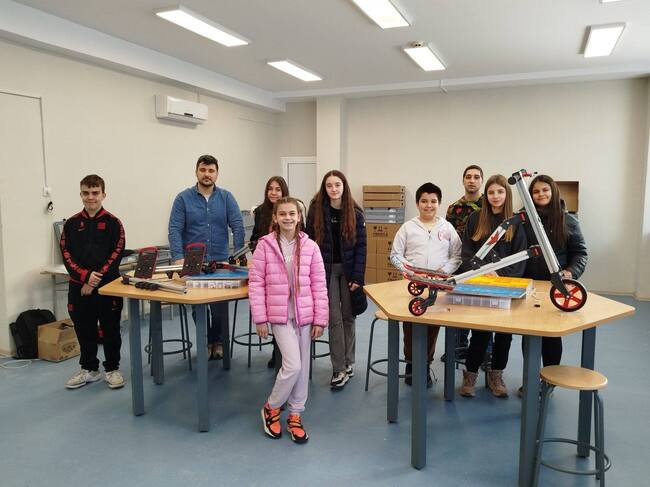 Модерно оборудване за кабинет по технологии и предприемачество получи СУ „Димитър Благоев“ в Свищов