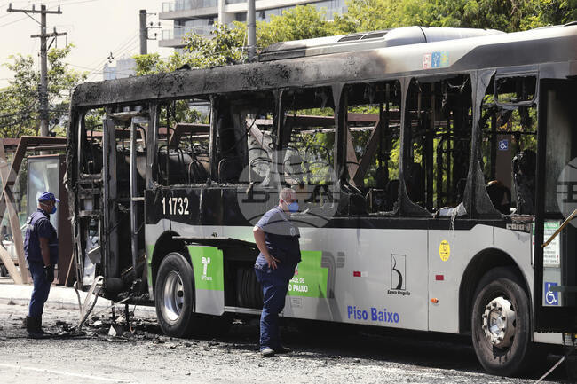 Най-малко 15 души загинаха при автобусна катастрофа в Бразилия 