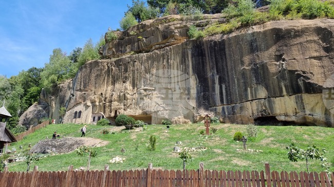 Най-старият скален манастир в Румъния - чудо, изсечено от камък