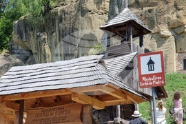 Румъния - Село Корби - скален манастир