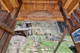 Румъния - Село Корби - скален манастир