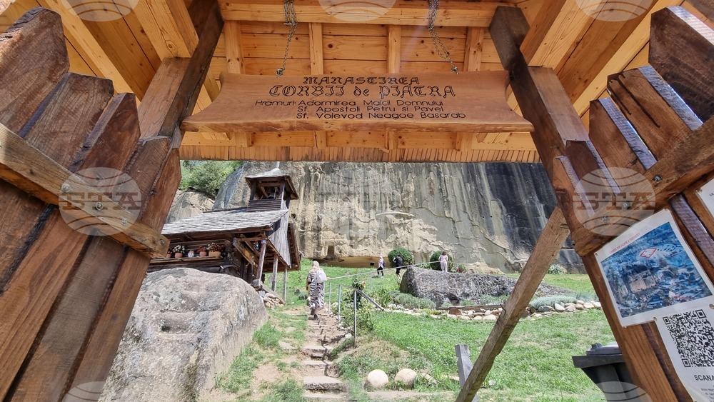 Румъния - Село Корби - скален манастир