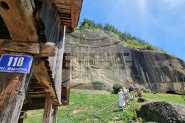 Румъния - Село Корби - скален манастир