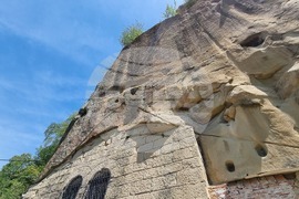 Румъния - Село Корби - скален манастир